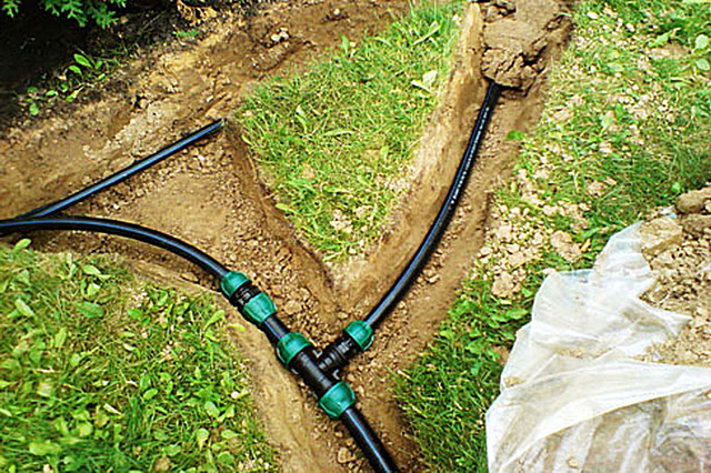 При прокладке водопроводов в частных домах обычно хозяева применяют разборные соединения с компрессионными фитингами. Что, признаемся, не вполне правильно…