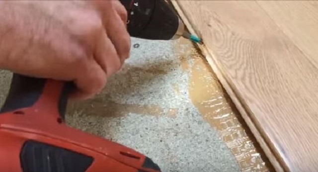 Иногда, чтобы обеспечить максимально плотный прижим покрытия к полу, практикуют его скрытое прикручивание через шип замкового соединения
