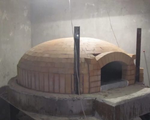 В неаполитанской модели печи пицца готовится быстрее.