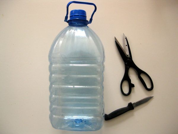 Вместо лотка можно взять пластиковую бутылку с отрезанной боковой частью