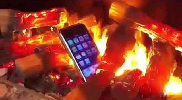 Кадр, демонстрирующий безопасность создаваемого «пламени» — смартфон лежит в самой гуще «пылающих дров», которые, однако, не наносят ему никакого вреда